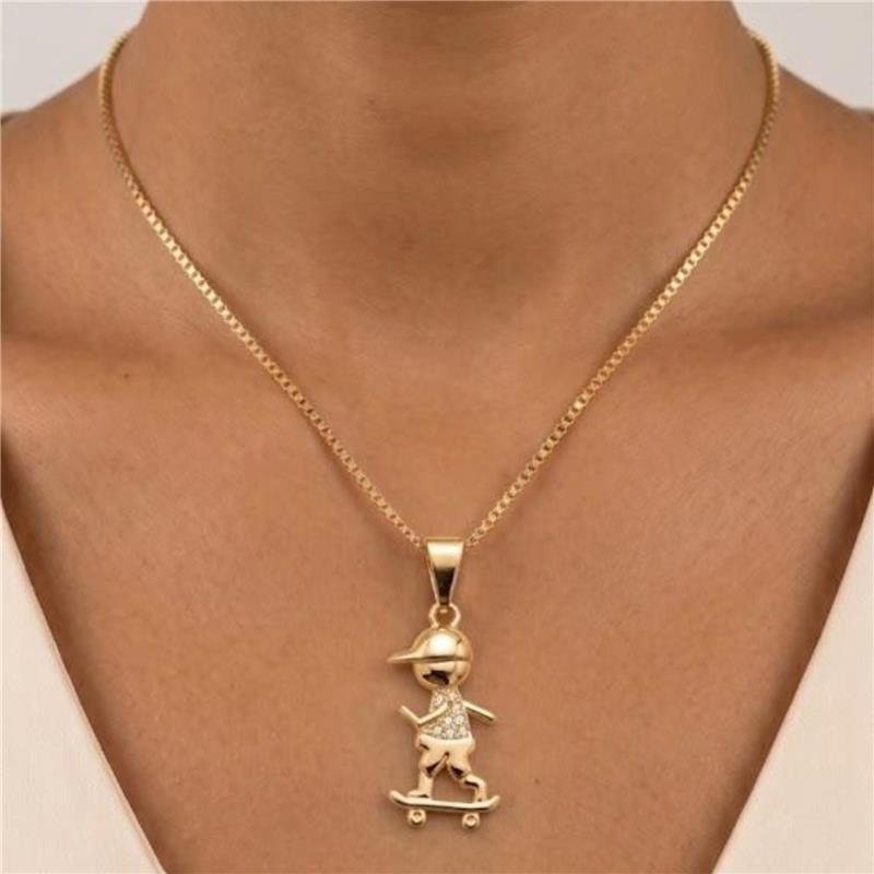 COLAR COM MENINO ANDANDO DE SKATE FOLHEADO A OURO 18K