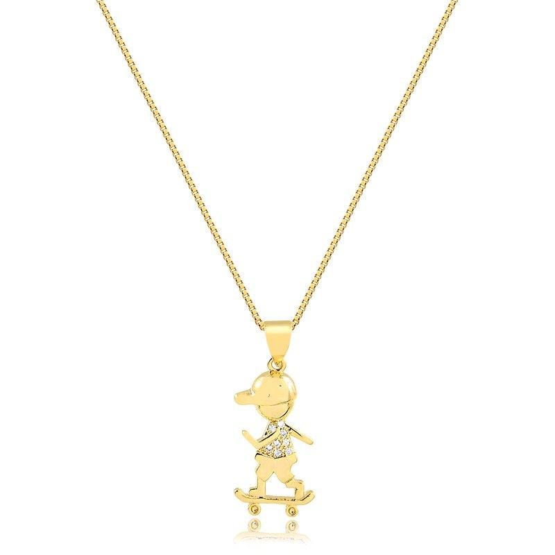 COLAR COM MENINO ANDANDO DE SKATE FOLHEADO A OURO 18K