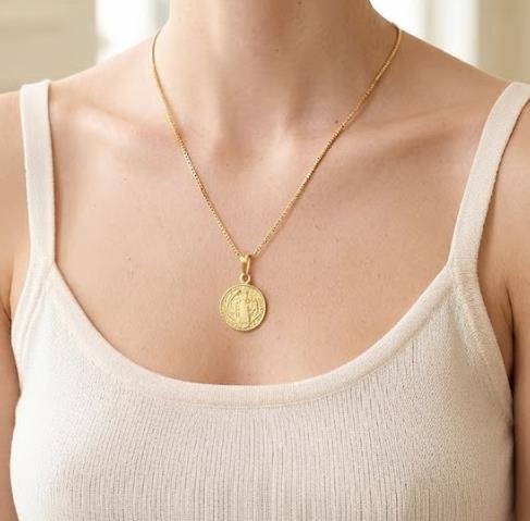 COLAR COM SÃO BENTO FOLHEADO A OURO 18K