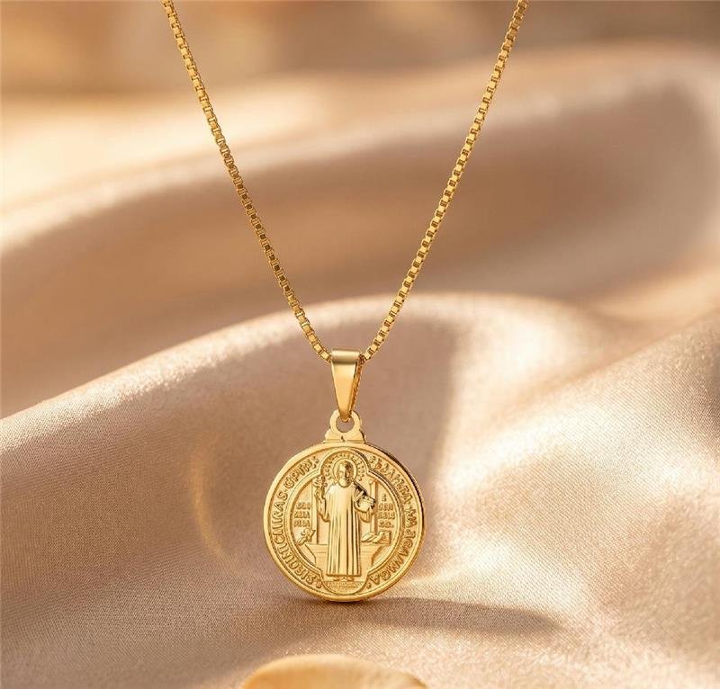 COLAR COM SÃO BENTO FOLHEADO A OURO 18K