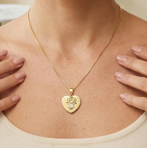 COLAR COM MENINA E CORAÇÃO FOLHEADO A OURO 18K