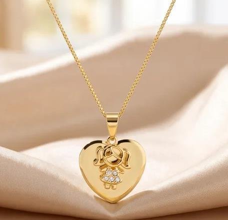 COLAR COM MENINA E CORAÇÃO FOLHEADO A OURO 18K
