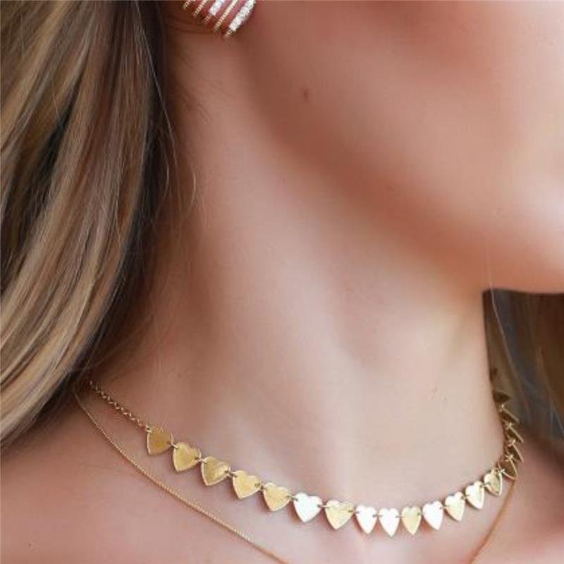 COLAR CHOKER COM CORAÇÕES FOLHEADO A OURO 18K