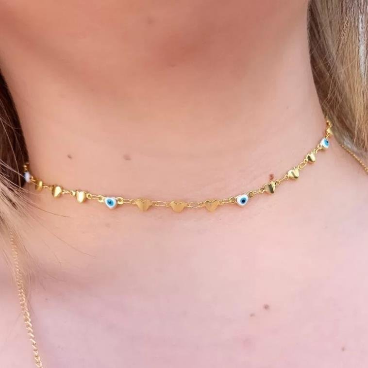COLAR CHOKER COM CORAÇÕES LISOS INTERCALADOS E COM OLHO GREGO FOLHEADO A OURO 18K