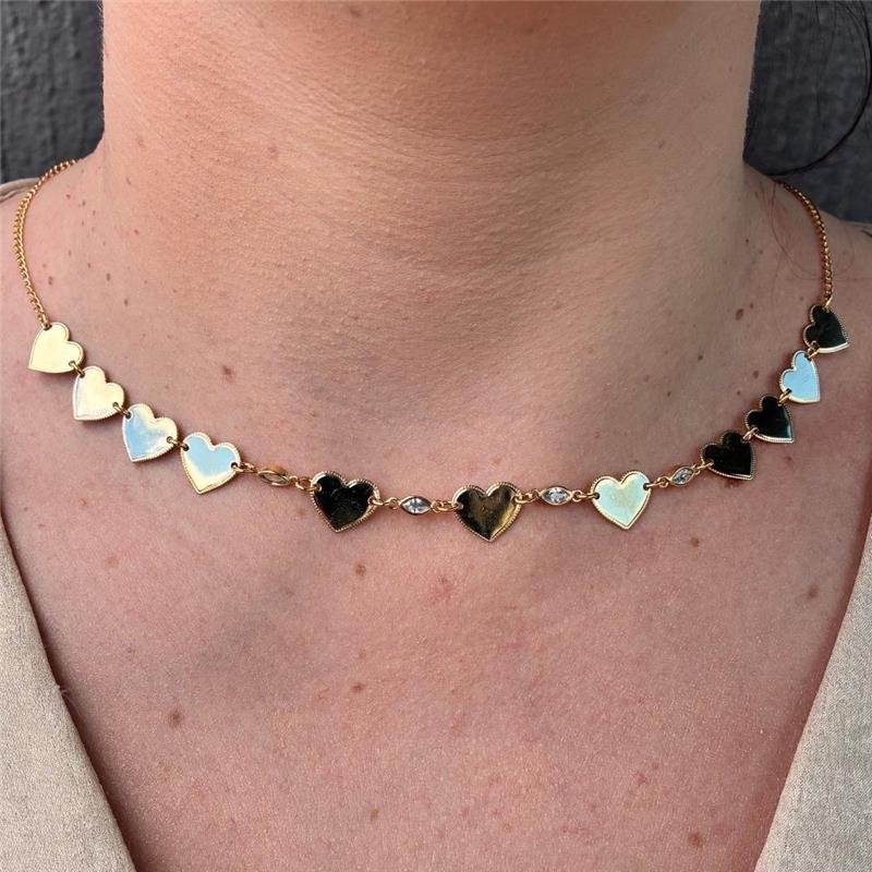 COLAR CHOKER COM CORAÇÃO E ZIRCÔNIAS EM FORMATO DE GOTA FOLHEADO A OURO 18K
