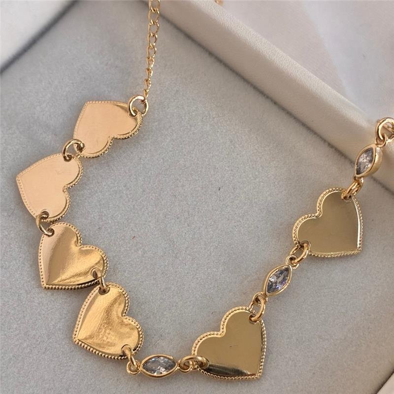 COLAR CHOKER COM CORAÇÃO E ZIRCÔNIAS EM FORMATO DE GOTA FOLHEADO A OURO 18K