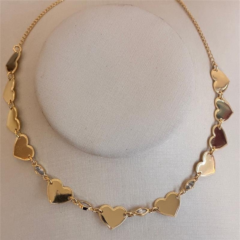 COLAR CHOKER COM CORAÇÃO E ZIRCÔNIAS EM FORMATO DE GOTA FOLHEADO A OURO 18K