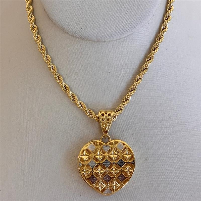 COLAR COM CORAÇÃO TRABALHADO FOLHEADO A OURO 18K