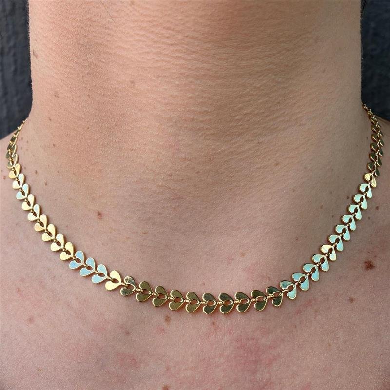 COLAR CHOKER COM CORAÇÕES FOLHEADO A OURO 18K