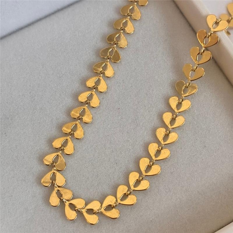 COLAR CHOKER COM CORAÇÕES FOLHEADO A OURO 18K