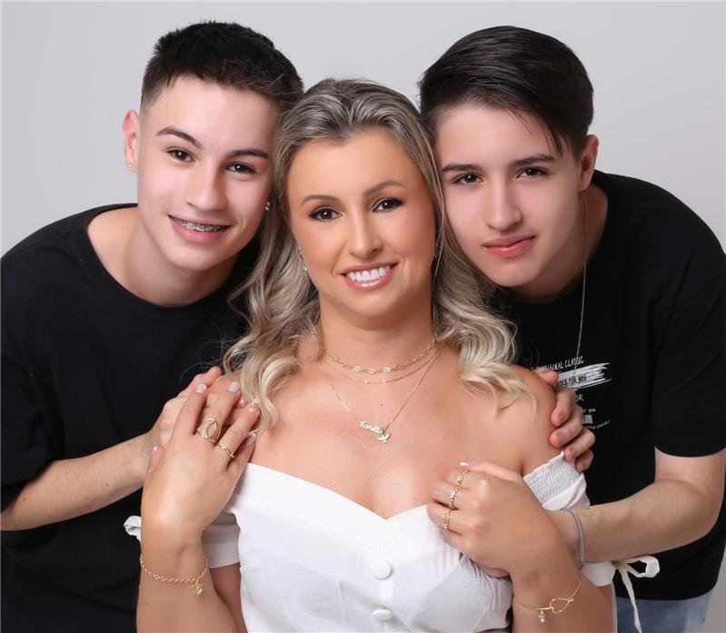 COLAR FAMÍLIA COM DIVINO ESPIRITO SANTO FOLHEADO A OURO 18K