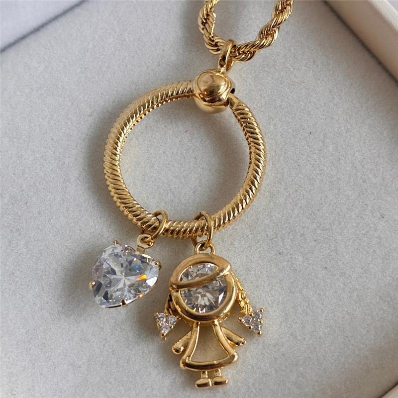 COLAR COM ACESSÓRIO QUE ABRE E PINGENTE DE MENINA FOLHEADO A OURO 18K