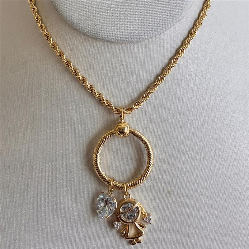 COLAR COM ACESSÓRIO QUE ABRE E PINGENTE DE MENINA FOLHEADO A OURO 18K