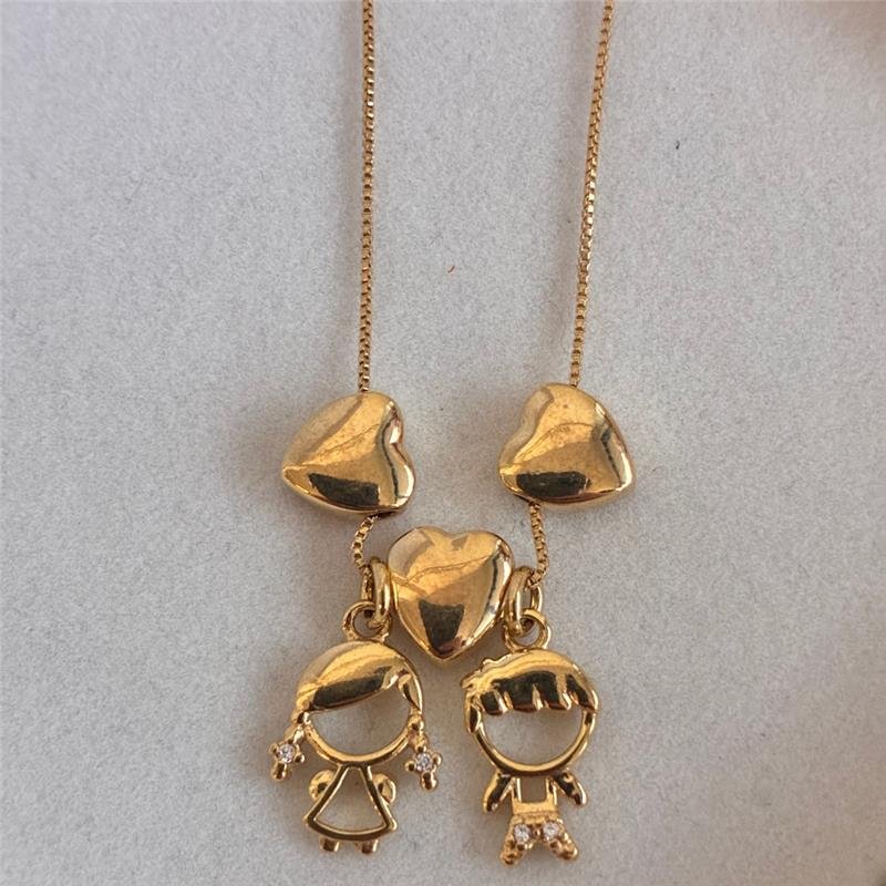 COLAR TRÊS CORAÇÕES COM PINGENTE MENINO E MENINA FOLHEADO A OURO 18K