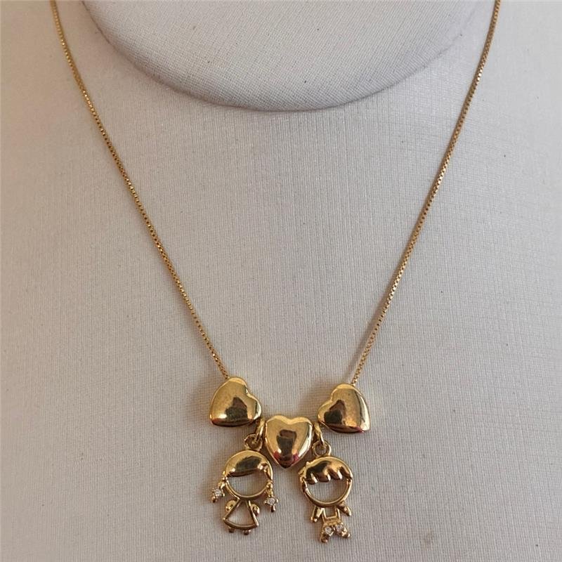 COLAR TRÊS CORAÇÕES COM PINGENTE MENINO E MENINA FOLHEADO A OURO 18K
