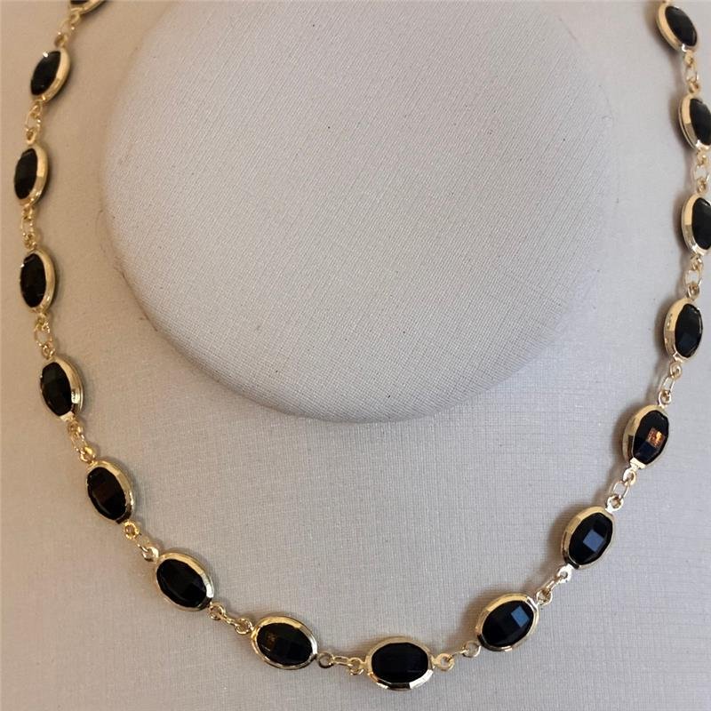 COLAR PEDRAS PRETAS FOLHEADO A OURO 18K