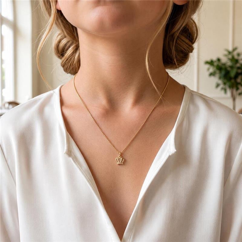 COLAR INFANTIL COM PINGENTE COROA FOLHEADO OURO 18K