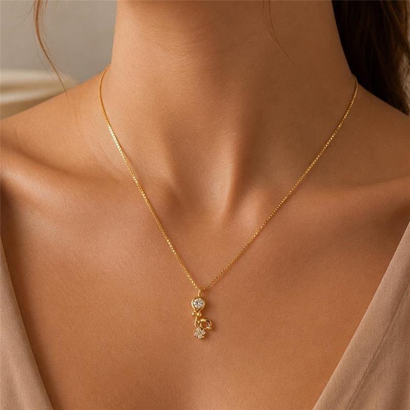 COLAR VENEZIANO COM PINGENTE MENINA COM ZIRCÔNIAS FOLHEADO A OURO 18K