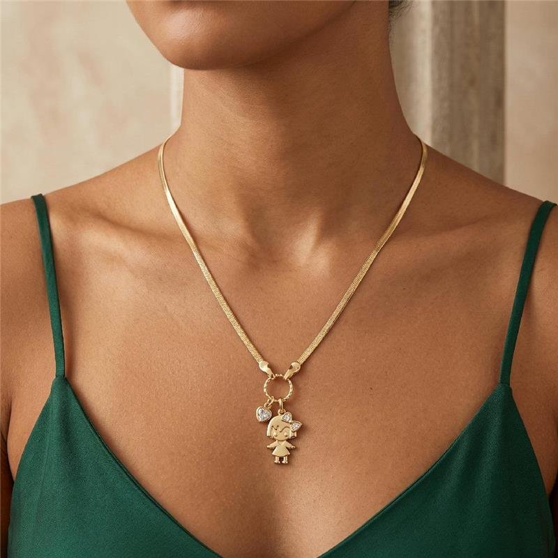 COLAR COBRA COM PINGENTE MENINA ESMALTADA E CORAÇÃO ZIRCÔNIA FOLHEADO A OURO 18K