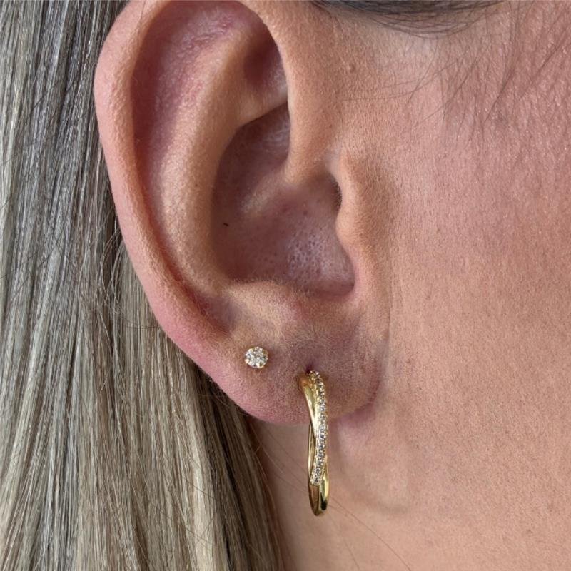 BRINCO DE ARGOLA COM DETALHE CRAVEJADO EM ZIRCÔNIAS FOLHEADO A OURO 18K