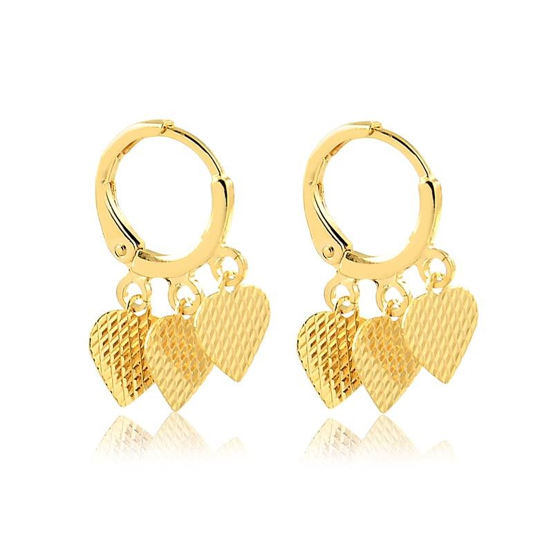 BRINCO DE ARGOLA COM TRÊS CORAÇÕES TRABALHADOS FOLHEADO A OURO 18K