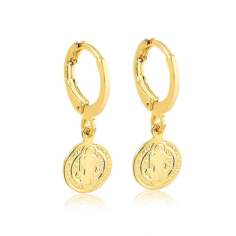 BRINCO DE ARGOLA COM MEDALHA DE SÃO BENTO FOLHEADO A OURO 18K