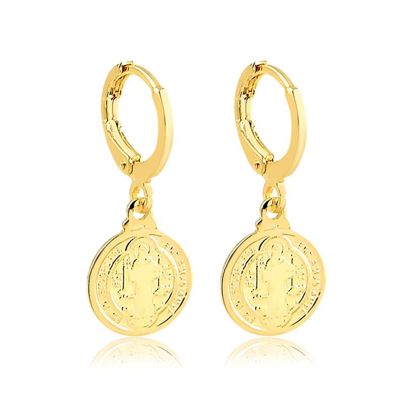 BRINCO DE ARGOLA COM MEDALHA DE SÃO BENTO FOLHEADO A OURO 18K