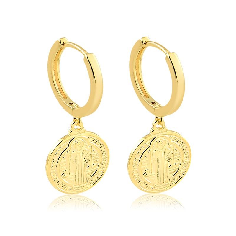 BRINCO DE ARGOLA COM MEDALHA DE SÃO BENTO FOLHEADO A OURO 18K