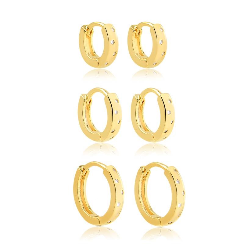 BRINCO DE TRIO COM ARGOLAS FINAS COM DUAS FILEIRAS DE ZIRCÔNIAS EM DIFERENTES TAMANHOS FOLHEADO A OURO 18K