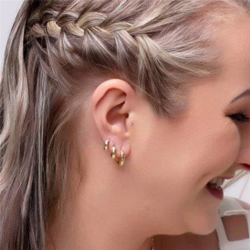 BRINCO DE TRIO COM ARGOLAS FINAS COM DUAS FILEIRAS DE ZIRCÔNIAS EM DIFERENTES TAMANHOS FOLHEADO A OURO 18K