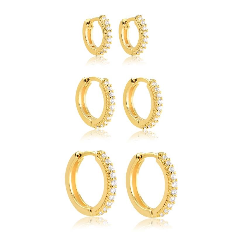 BRINCO DE TRIO COM ARGOLAS FINAS COM UMA FILEIRA DE ZIRCÔNIAS EM DIFERENTES TAMANHOS FOLHEADO A OURO 18K