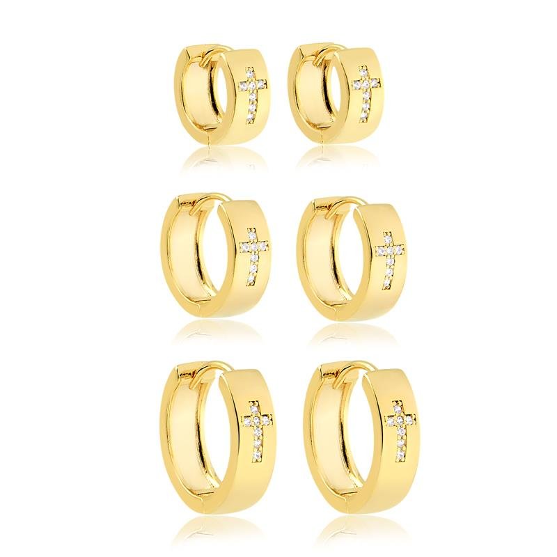 BRINCO DE TRIO COM ARGOLAS E CRUZ EM DIFERENTES TAMANHOS FOLHEDO A OURO 18K