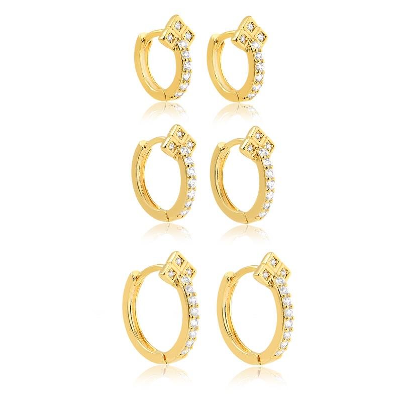 BRINCO DE TRIO COM ARGOLAS FINAS CRAVEJADAS EM ZIRCÔNIA FOLHEADO A OURO 18K
