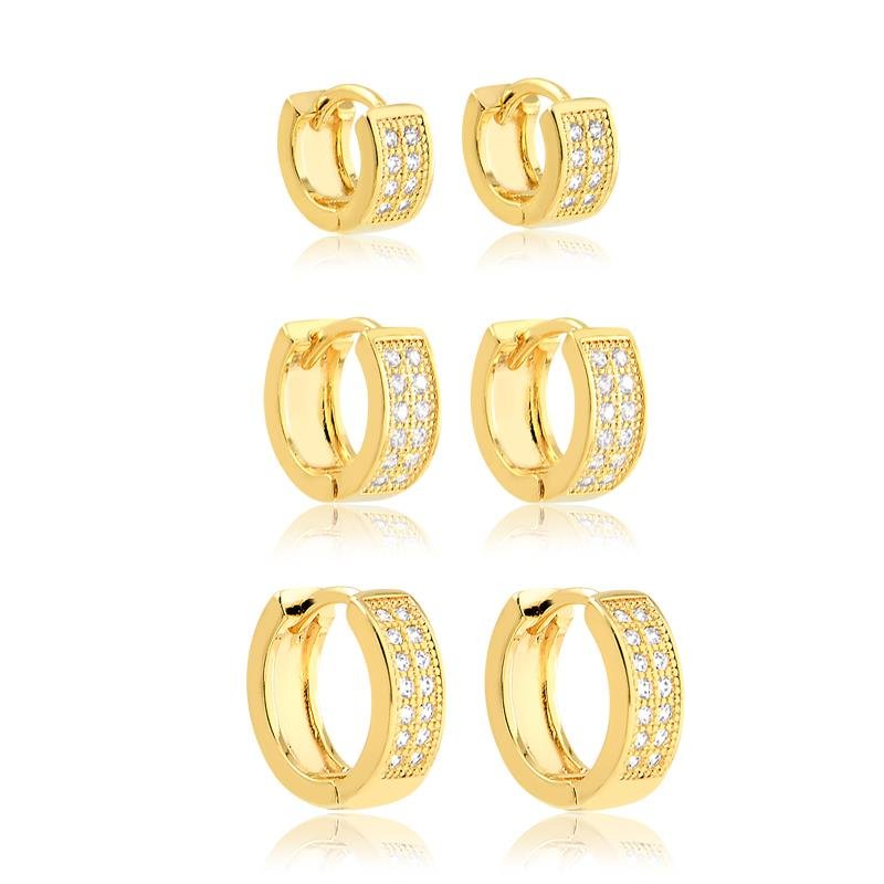 BRINCO DE TRIO COM ARGOLAS CRAVEJADAS EM ZIRCÔNIAS DE DIFERENTES TAMANHOS FOLHEADO A OURO 18K