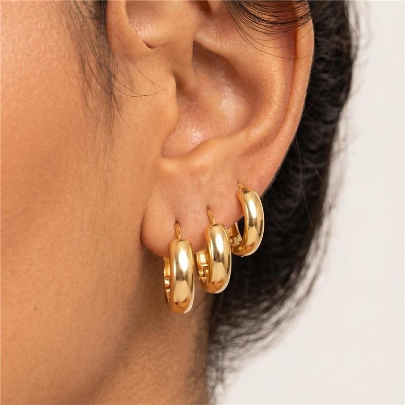 BRINCO DE TRIO COM ARGOLAS LISAS DE DIFERENTES TAMANHOS FOLHEADO A OURO 18K
