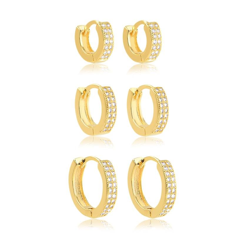 BRINCO DE TRIO COM ARGOLAS COM PONTOS EM ZIRCÔNIA DE DIFERENTES TAMANHOS FOLHEADO A OURO 18K