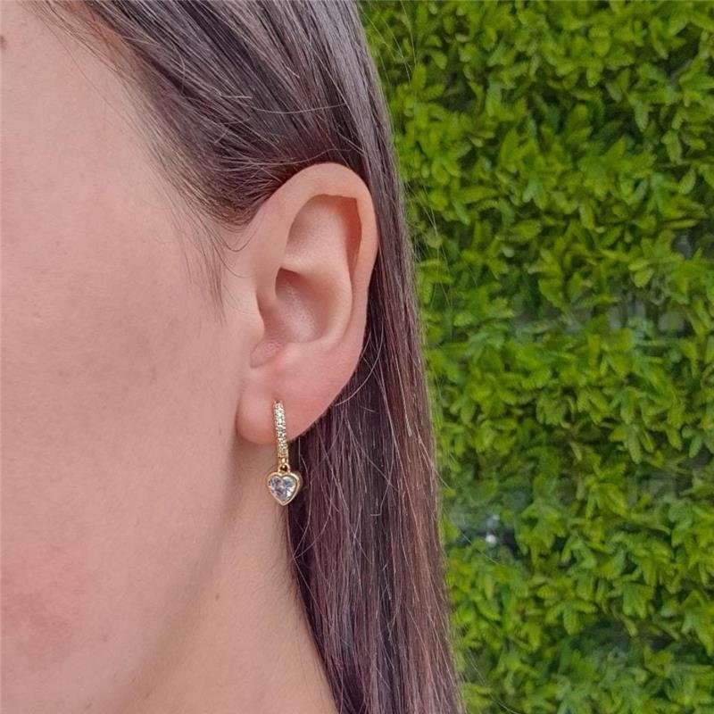 BRINCO DE ARGOLA CLICK COM CORAÇÃO G CRAVEJADO COM ZIRCÔNIAS FOLHEADO EM OURO 18K