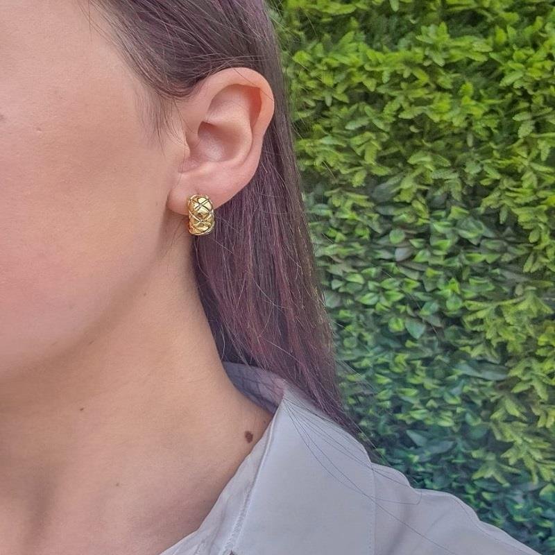 BRINCO MEIA ARGOLA TRABALHADA COM PEDRINHAS FOLHEADO A OURO 18K