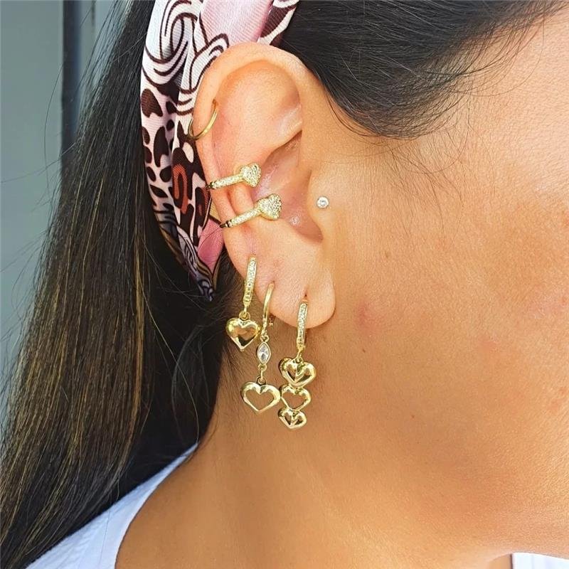 BRINCO ARGOLA CLICK COM CORAÇÕES PENDENTES FOLHEADO A OURO 18K