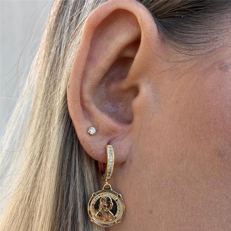 BRINCO ARGOLA CLICK COM PINGENTE DE MOEDA FOLHEADO A OURO 18K