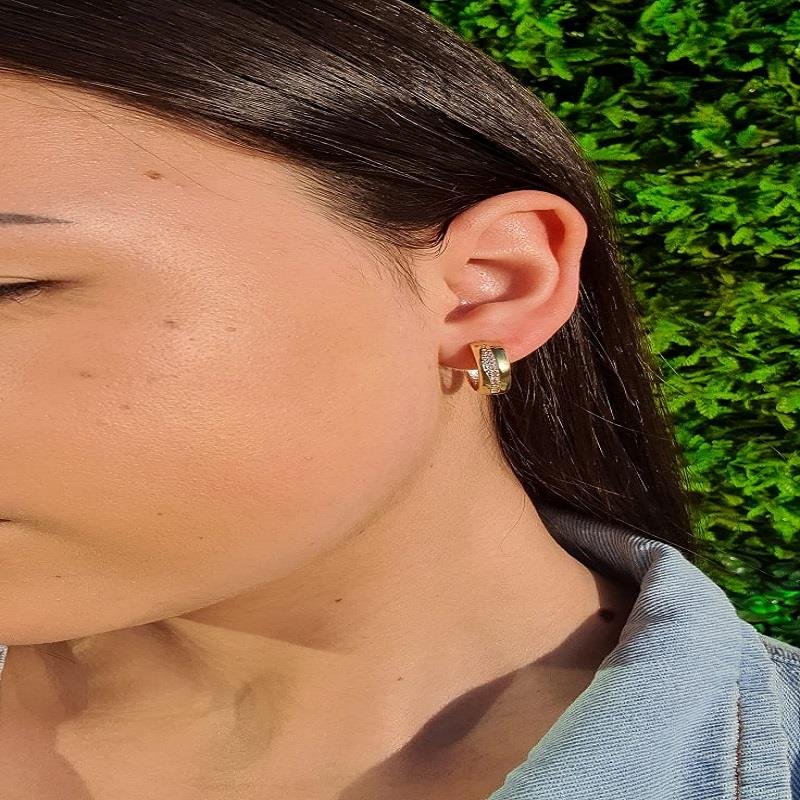 BRINCO DE ARGOLA CLICK COM 1 FILEIRA DE ZIRCÔNIAS EM SEU MEIO FOLHEADO A OURO 18K