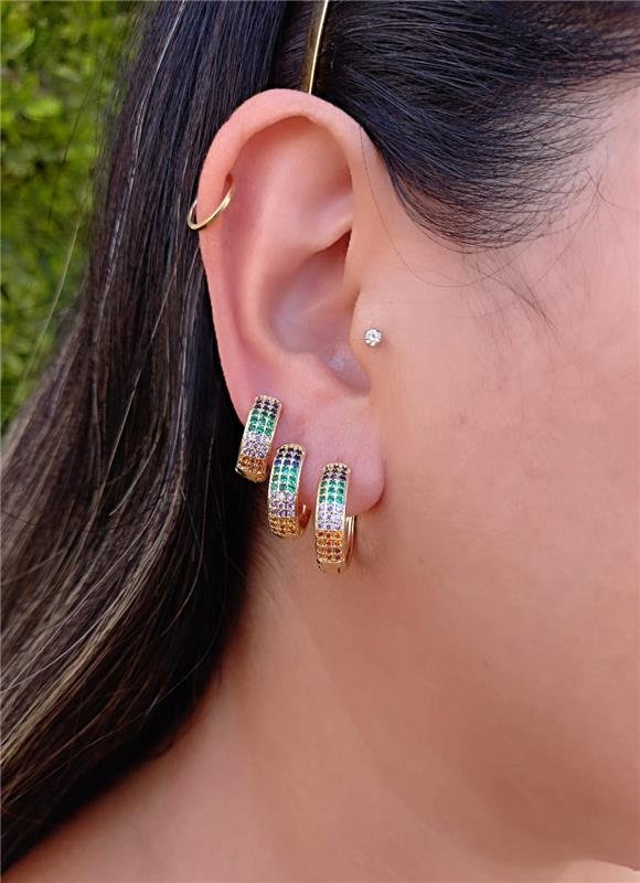 BRINCO TRIO DE ARGOLAS CRAVEJADO COM ZIRCÔNIAS COLORIDAS FOLHEADO A OURO 18K