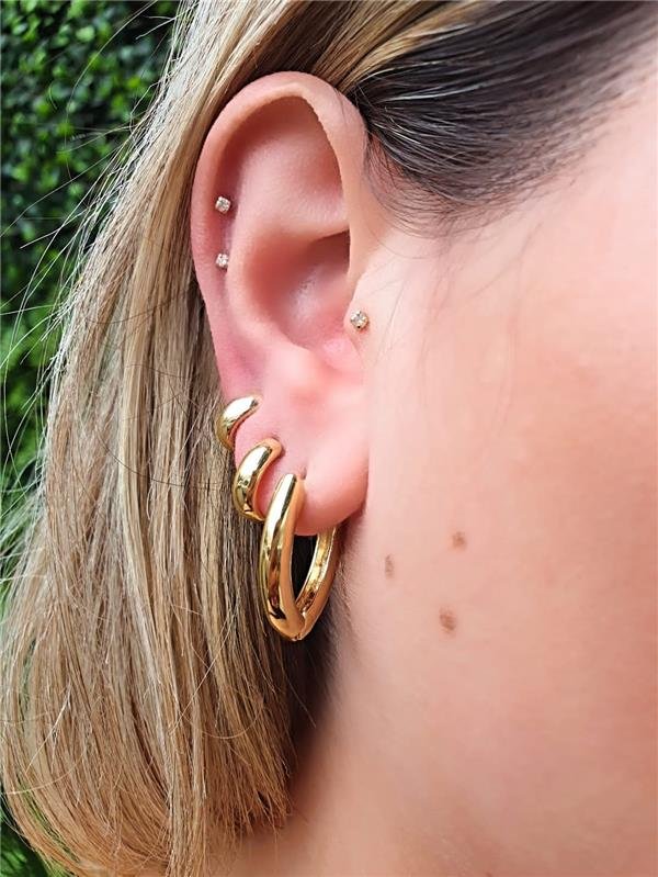 BRINCO ARGOLA OVAL LISA FOLHEADO A OURO 18K