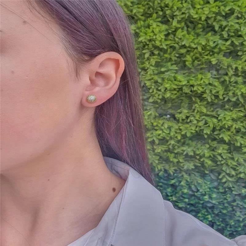 BRINCO MEIA BOLA CRAVEJADO COM ZIRCÔNIAS FOLHEADO A OURO 18K