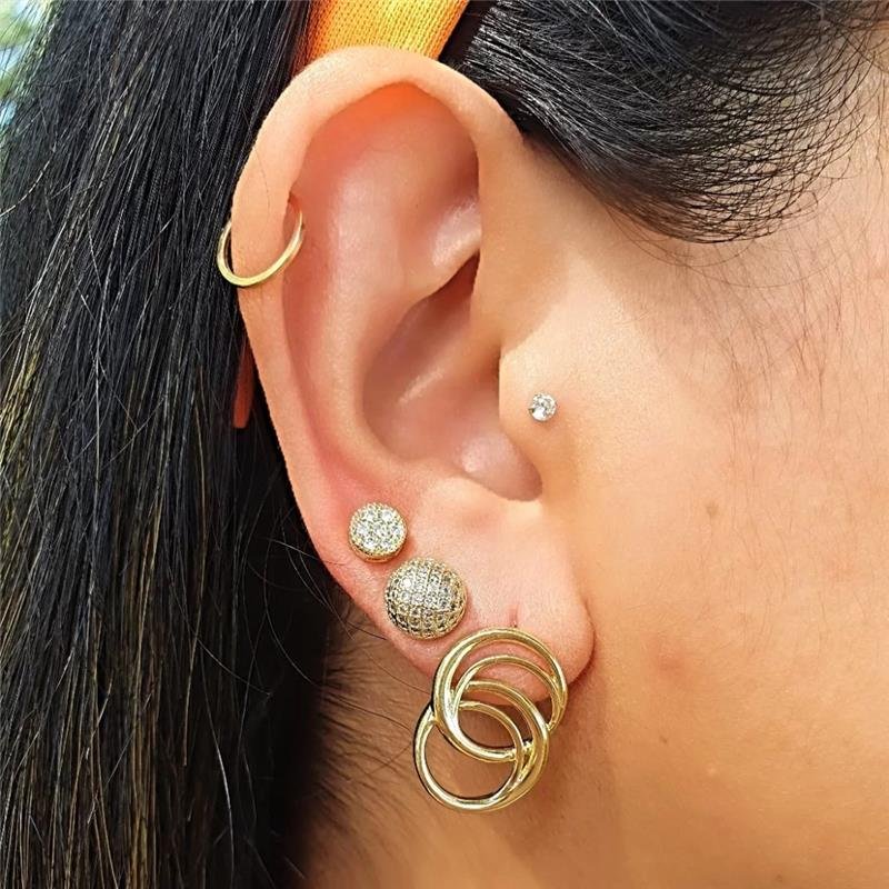 BRINCO MEIA BOLA CRAVEJADO COM ZIRCÔNIAS FOLHEADO A OURO 18K