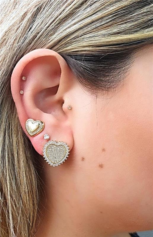 BRINCO DE CORAÇÃO COM BORDA CRAVEJADA COM ZIRCÔNIAS FOLHEADO A OURO 18K