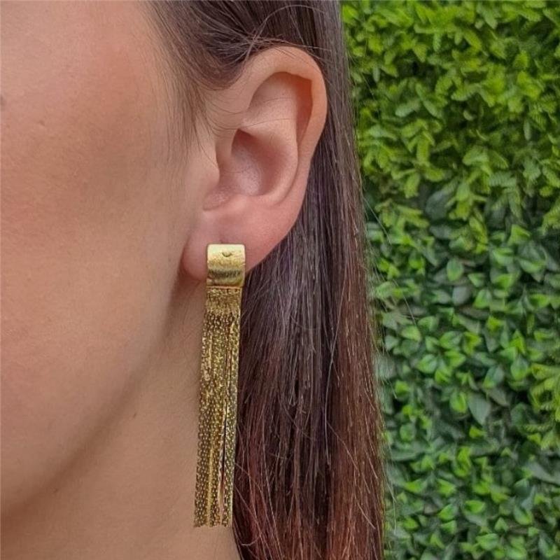 BRINCO DE FRANJA COM BASE QUADRADINHA FOLHEADO A OURO 18K