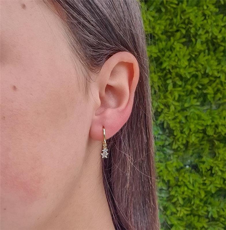 BRINCO DE ARGOLA CLICK COM DUAS ESTRELAS DE ZIRCÔNIAS FOLHEADO A OURO 18K