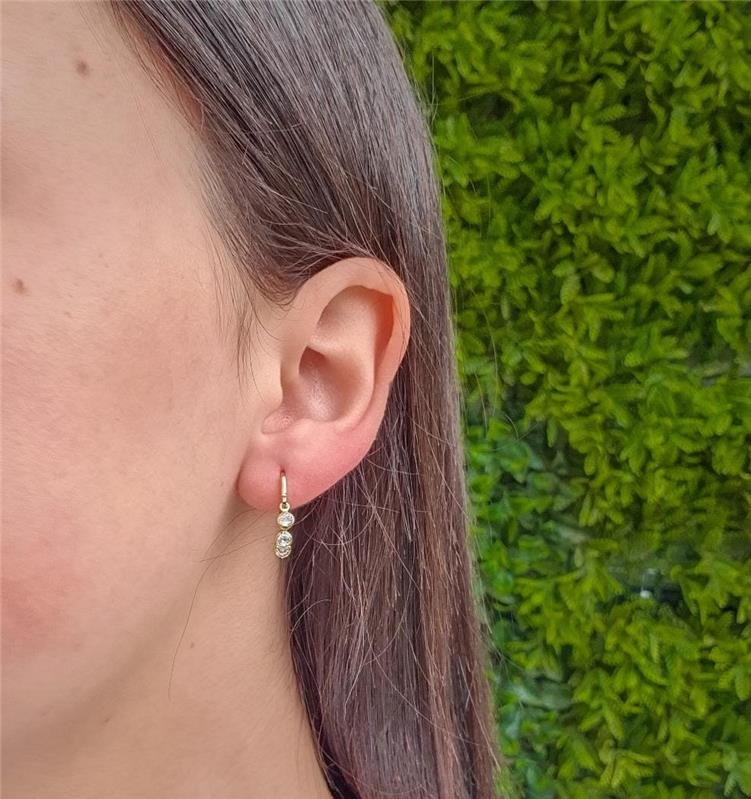 BRINCO DE ARGOLA CLICK COM TRÊS PONTOS DE ZIRCÔNIAS FOLHEADO A OURO 18K