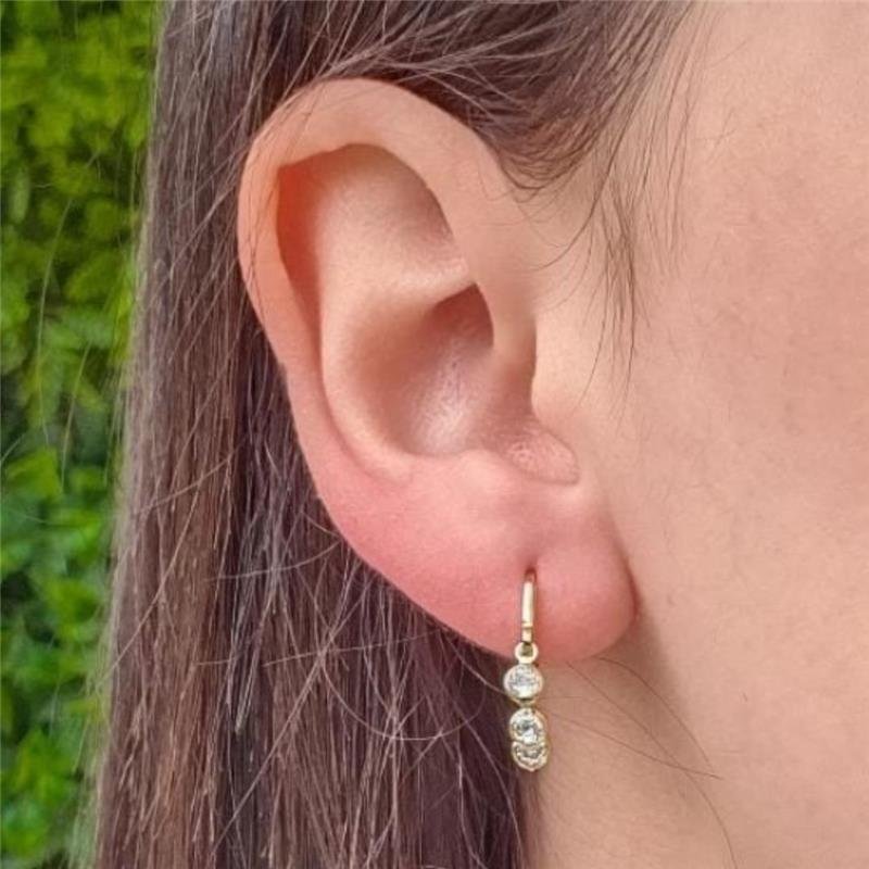 BRINCO DE ARGOLA CLICK COM TRÊS PONTOS DE ZIRCÔNIAS FOLHEADO A OURO 18K